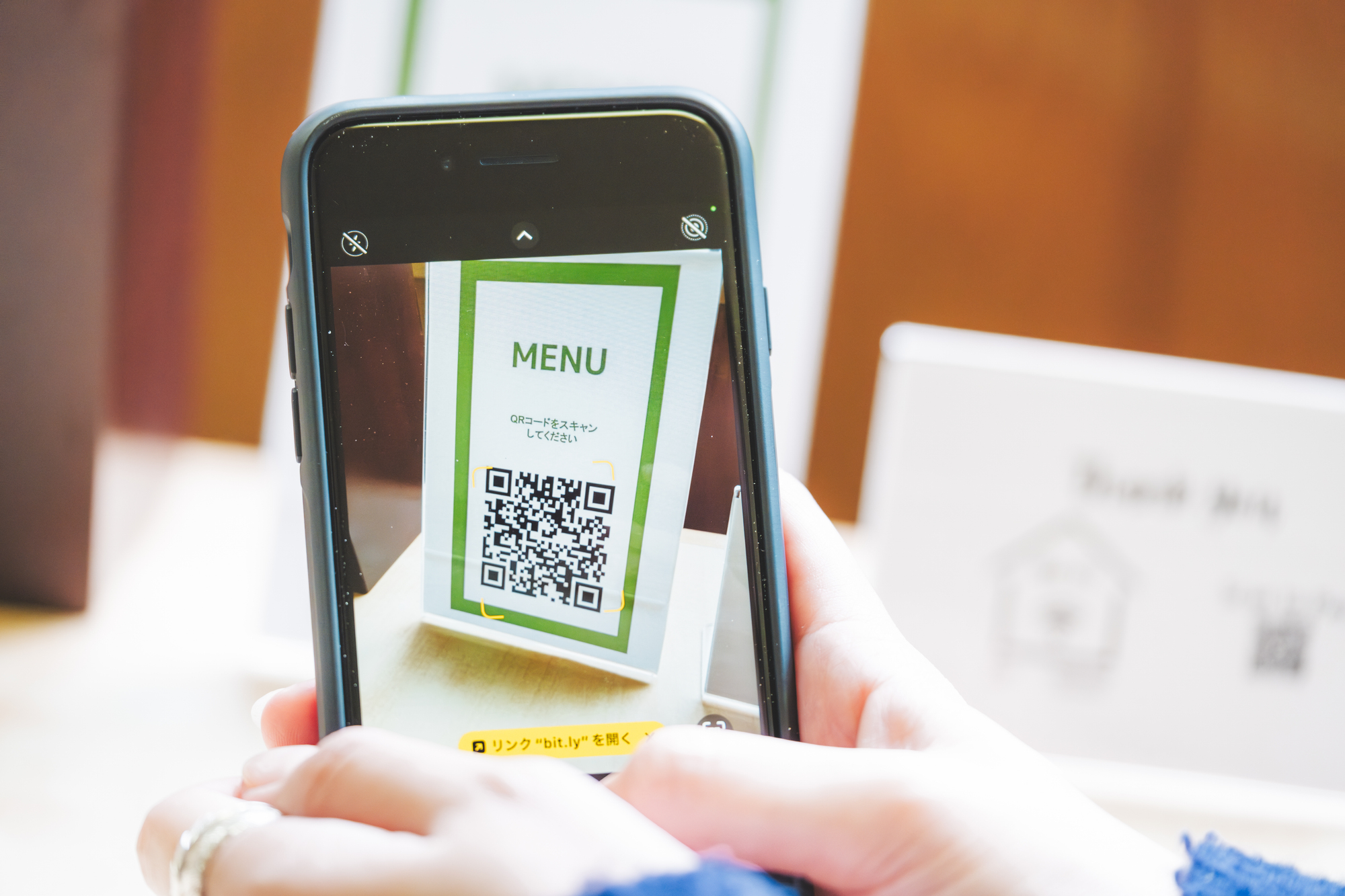 スマートフォンでQRコードを読み取りメニューを確認するイメージ