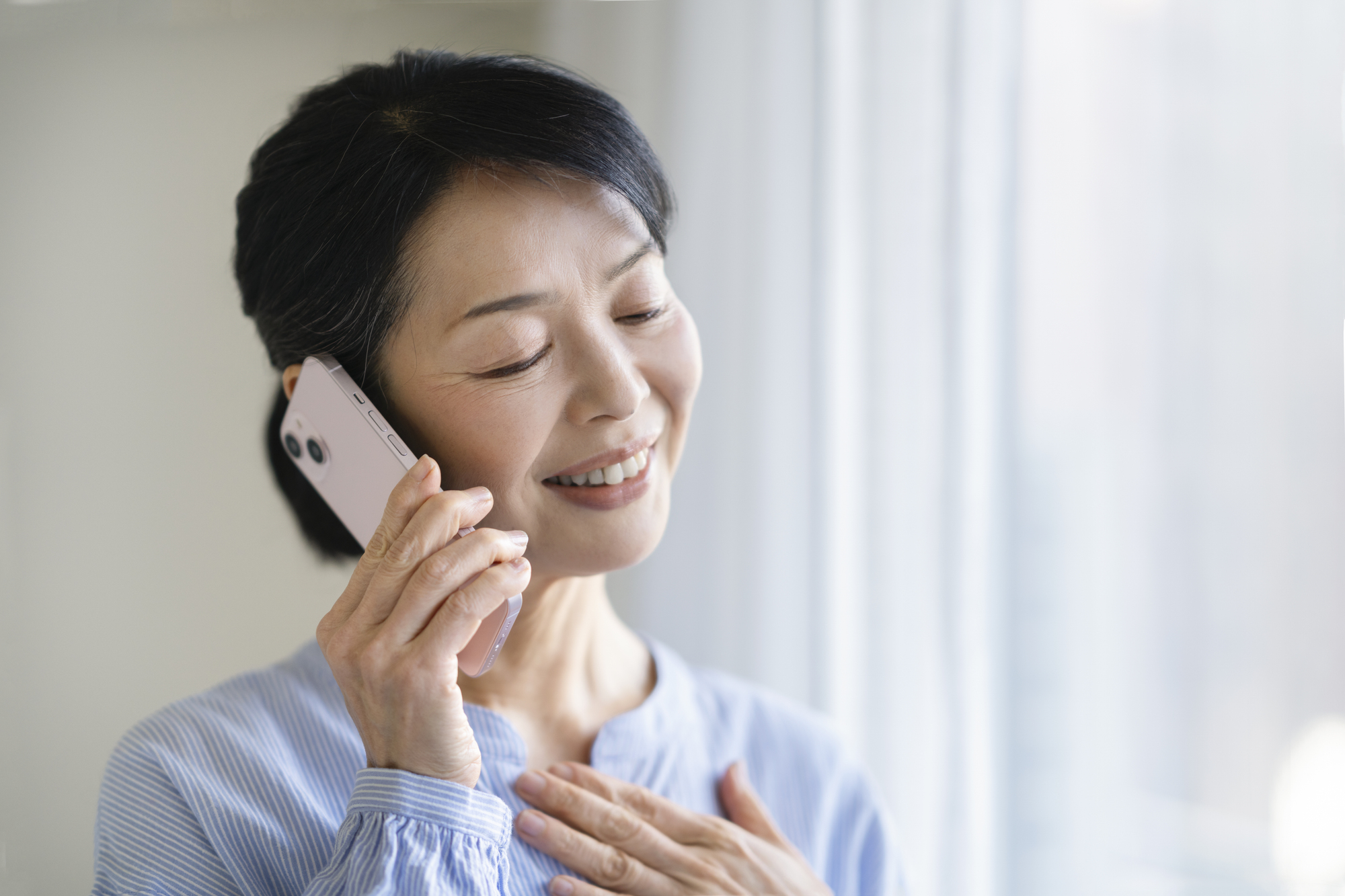 スマートフォンを使って情報を確認するイメージ