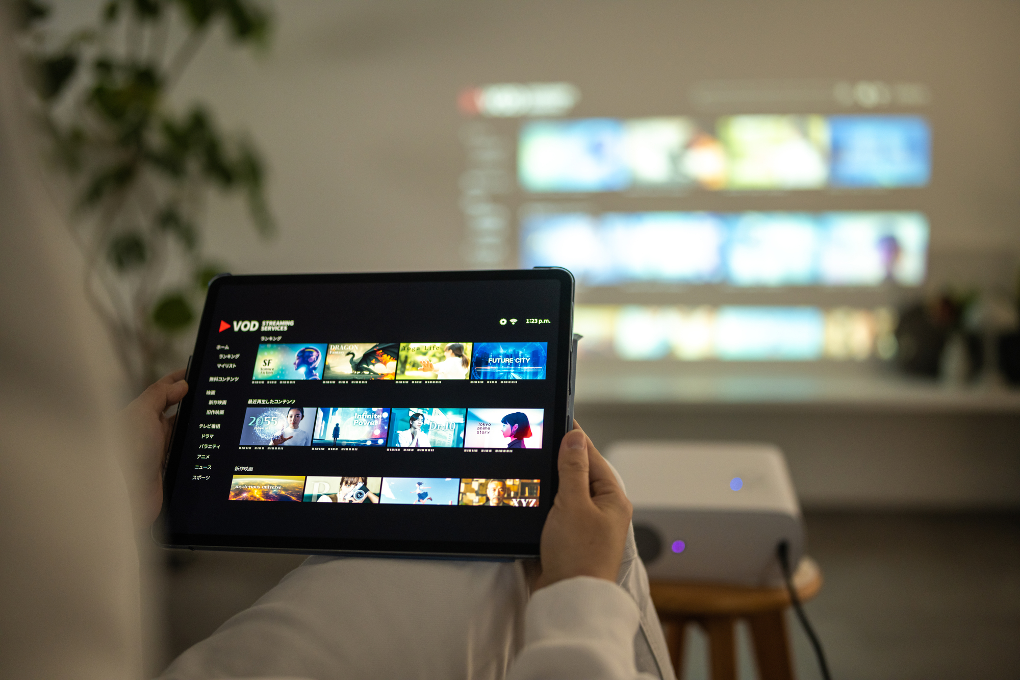 スマートフォンを操作しながら情報を確認するイメージ